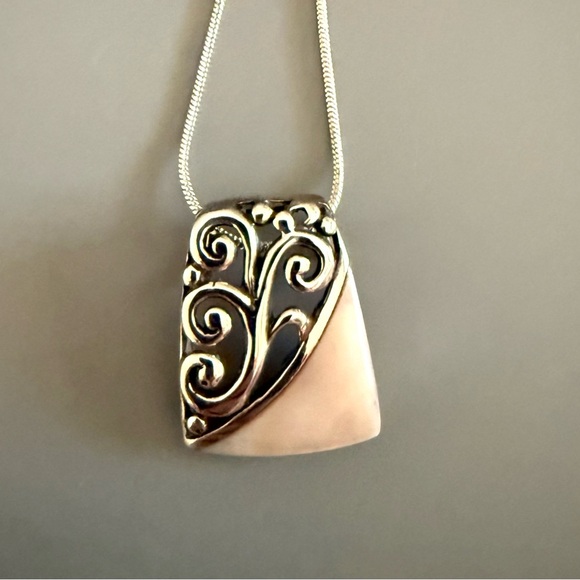 SK Thailand Mother of Pearl Solid Sterling Silver pendant with SS Plate Chain - Picture 1 of 4